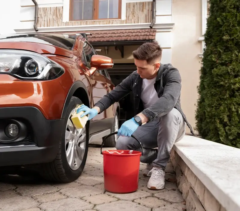 Lavage auto à domicile Saint-Martin-de-Boubaux : professionnel intervenant sur un véhicule